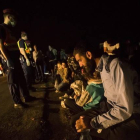 Un grupo de refugiados tras cruzar la frontera entre Hungría y Serbia cerca de Roszke.