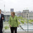 Cameron y Merkel, en una foto de archivo, conversan antes de una reunión que mantuvieron en la Canci