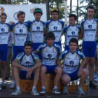 Miguel Ángel Benito recibe de Juan Fernández el premio como campeón provincial de ciclismo.