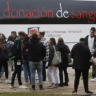 Las colas para donar sangre en el campus de la Universidad de León. FERNANDO OTERO