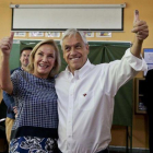 Salvador Piñera junto a su mujer Cecilia Morel tras votar en Santiago de Chile.