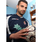 Murci, con el balón de los cinco al Huracán.