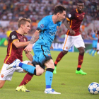 El delantero argentino del Barcelona, Leo Messi, intenta irse del marcaje de Lucas Digne.