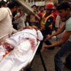 Miembros de los servicios de rescate retiran a un herido.