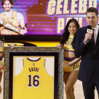 Pau Gasol, emocionado, con ‘su’ camiseta 16 retirada. LAURENT