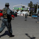 Un policía afgano junto al aeropuerto de Kabul