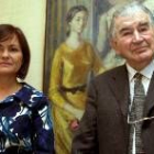 Imagen de archivo de la ministra de Cultura, Carmen Calvo, y el poeta leonés Antonio Gamoneda
