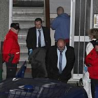 Los servicios funerarios trasladan el cadáver de uno de los dos octogenarios asesinados esta semana.