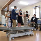 Blanco durante la visita ayer a Fiosimer en Sahagún junto a Martínez Majo. DL