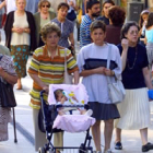 Gente paseando por el centro de León