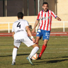 Vallejo controla un balón a pesar de la oposición de un rival. L. DE LA MATA