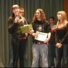 Los alumnos premiados por «El embargo» recogen su premio