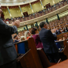 El presidente del Gobierno en funciones Pedro Sánchez recibe el aplauso de la bancada socialista durante la segunda jornada de su investidura. EFE