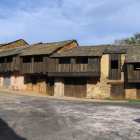 Las casas reconstruidas de Castrillo de Cabrera, donde se ha producido el nacimiento.