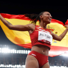 Ana Peleteiro celebra con la bandera de España su medalla de bronce lograda en el triple salto. BRUNA