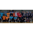 Foto de familia de los participantes en la primera entrega de la Liga Provincial de tiro con arco disputada en el Pabellón de Deportes de Astorga. DL