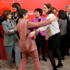 Reyes Maroto saluda a la titular de Exteriores, Arancha González Laya.
