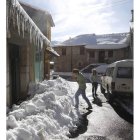 La nieve acumulada en San Emiliano dificultó el tránsito por las calles del pueblo.