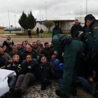 Agentes del GRS conminan a disolver la protesta a los funcionarios de prisiones. DL