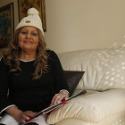 Ana Cascallana, en su casa, recuerda los días difíciles de tratamiento por la amiloidosis y la infección por covid.