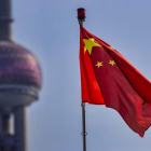Imagen de una bandera de China en Pekín.  ALEX PLAVEVSKI