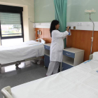 Una trabajadora del hospital del Bierzo, en una de las habitaciones de hospitalización de pacientes.