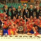 El equipo español celebra el Campeonato de Europa sobre el parqué del Sydbank Arena. DL