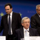 Papaconstantinou, Juncker y Olli Rehn, a su llegada a la rueda de prensa tras la reunión.