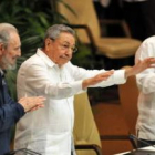 El expresidente cubano Fidel Castro, el actual mandatario, Raúl Castro, y el vicepresidente Machado