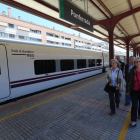 Imagen reciente de un grupo de viajeros en la estación de Renfe en Ponferrada. L. DE LA MATA