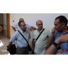 Los representantes sindicales, ayer a la puerta del juzgado de lo mercantil de León.