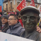 La estatua de Pepe Cortés, el Barquillero, abrazada por trabajadores de la central de Anllares. CFC