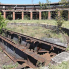 Miguel Nava mostraba ayer el puente giratorio, de los pocos que se conservan en España, del que se han llevado los raíles.