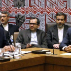 Los máximos representantes de las diplomacias de EEUU e Irán, John Kerry y Mohamed Javad Zarif, ayer durante su histórico encuentro.