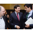 El director adjunto de Expansión, Iñaki Garay, el consejero Fernández Carriedo y el director territorial de Unicaja, Manuel Rubio.