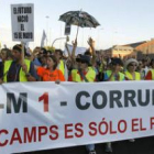 Indignados de la Ruta Este a la altura de Atocha en su camino hacia la Puerta del Sol.