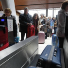 Pasajeros facturando su equipaje en el aeropuerto de León.