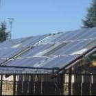 Algunas de las placas solares de las piscinas en obras recibieron el impacto de varias pedradas
