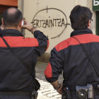 Dos agentes de la Ertzaintza toman nota de una amenaza en Lekeitio en 2009.