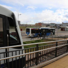 Un autobús recoge a los pasajeros de Feve en el apeadero de La Asunción. SECUNDINO PÉREZ