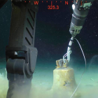 Momento en el que el equipo ROV de Paul Allen consigue recuperar la campana de entre los restos del histórico naufragio del crucero de guerra HMS Hood de la Royal Navy y que servirá para homenagear a sus 1.415 víctimas.