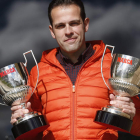 Jorge Valdés muestra satisfecho los dos trofeos ‘Guruceta’ conseguidos de forma consecutiva en estas dos últimas temporadas