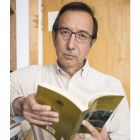 El poeta, narrador y ensayista Tomás Sánchez Santiago, coordinador de ‘Anfitriones’. F. OTERO PERANDONES