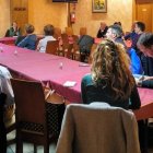 Chamorro y Noelia Álvarez, en la reunión con vecinos de Párroco. DL