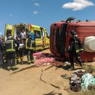 Las imágenes muestran varios momentos del trabajo de los bomberos y los medios sanitarios tras el accidente del camión en Ceranor. BOMBEROS DE LEÓN