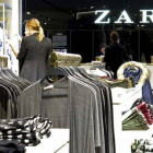 Vista interior de un Zara en la calle Oxford de Londres.