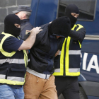 Los agentes trasladan al yihadista detenido ayer en San Sebastián. GORKA ESTRADA