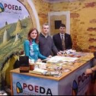 Los técnicos de Poeda posan en su stand en Intur, en Valladolid