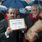 Pablo San José, de Vile, entrega el diploma a Abraham García