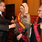El alcalde hace entrega del bastón de mando a Pilar Revuelta, en presencia de Mercedes García.